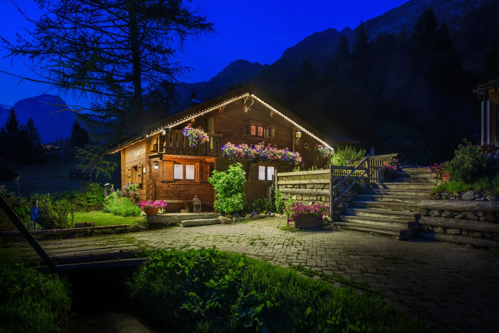 La baita nell'ora blu La baita illuminata nell'ora blu, con le montagne della Valle Spluga sullo sfondo