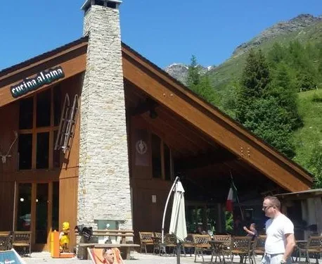 Facciata del ristorante La Sorgente Facciata del ristorante La Sorgente immersa nel verde