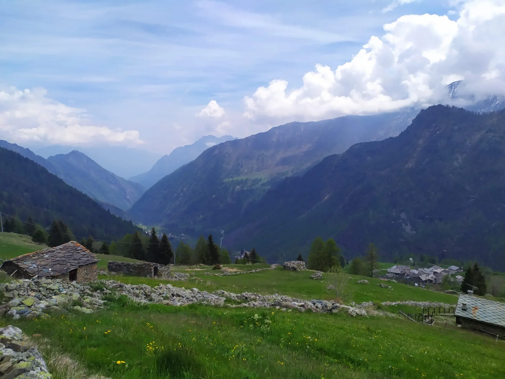 Valle Spluga, Madesimo Panorama alpino della Valle Spluga a Madesimo, ambientazione del ristorante La Sorgente