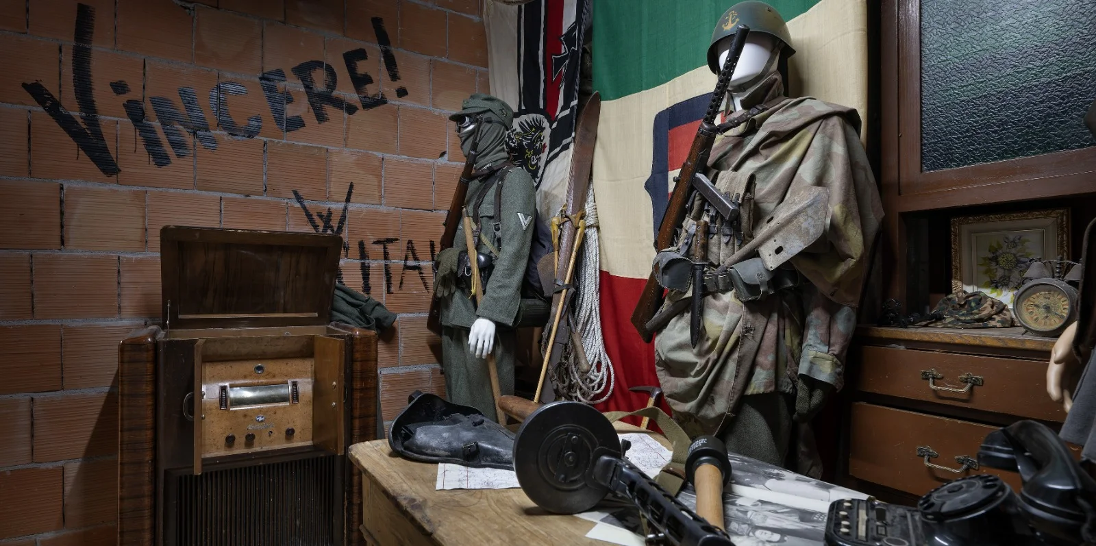 Cimeli del museo della memoria Cimeli, uniformi e oggetti d'epoca allestiti nel museo della memoria